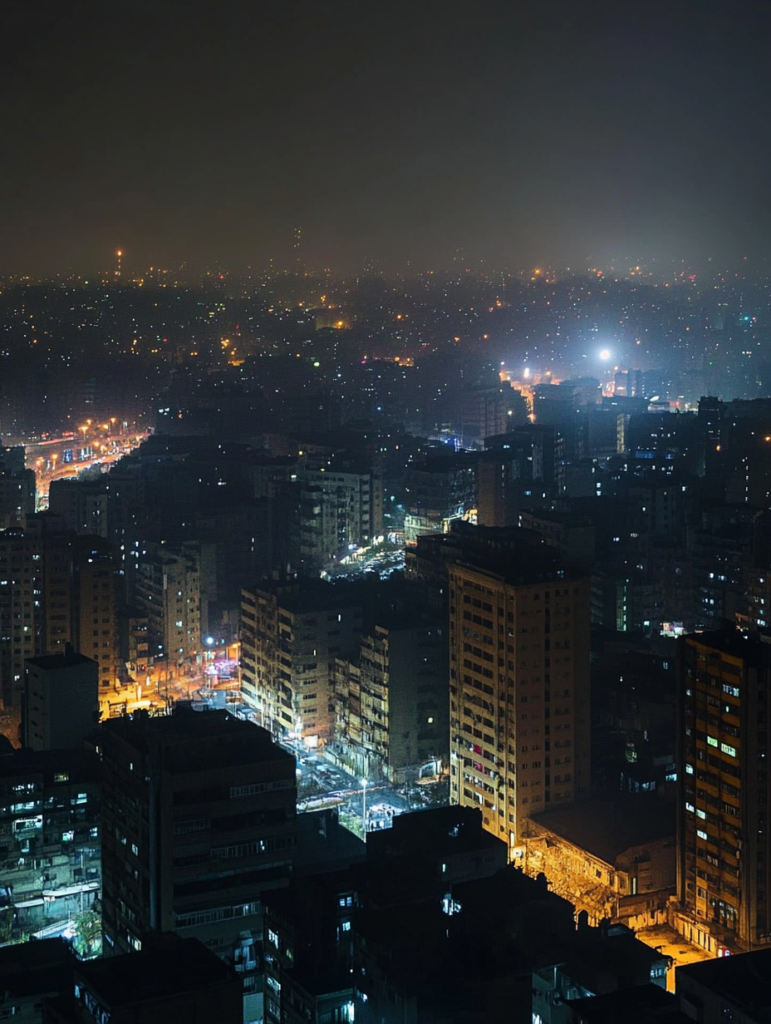 Le ciel étoilé au-dessus de la ville avec la pollution lumineuse.